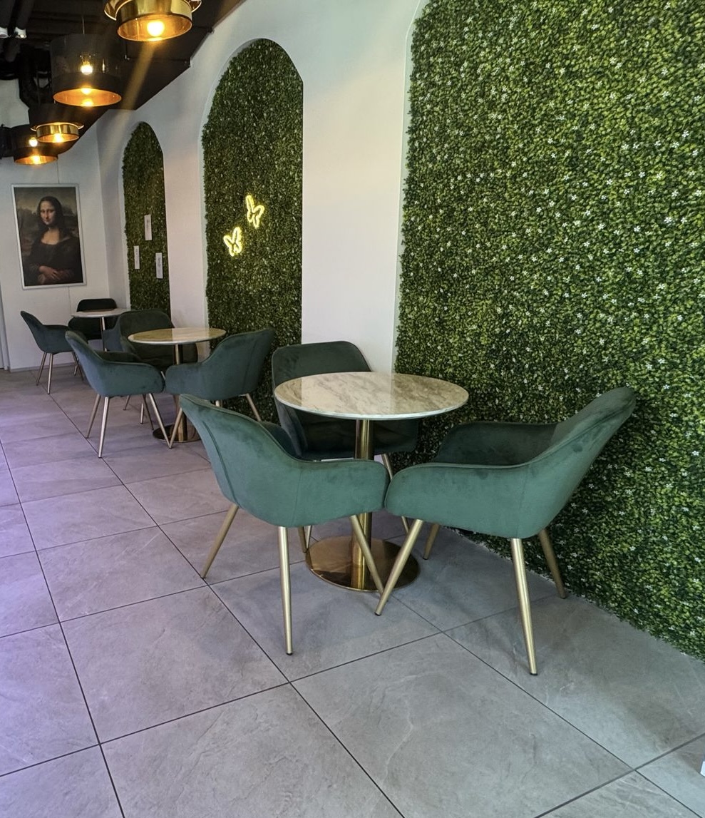 Begrünte Wand und elegante Einrichtung im Gusto d'Oro Winterthur