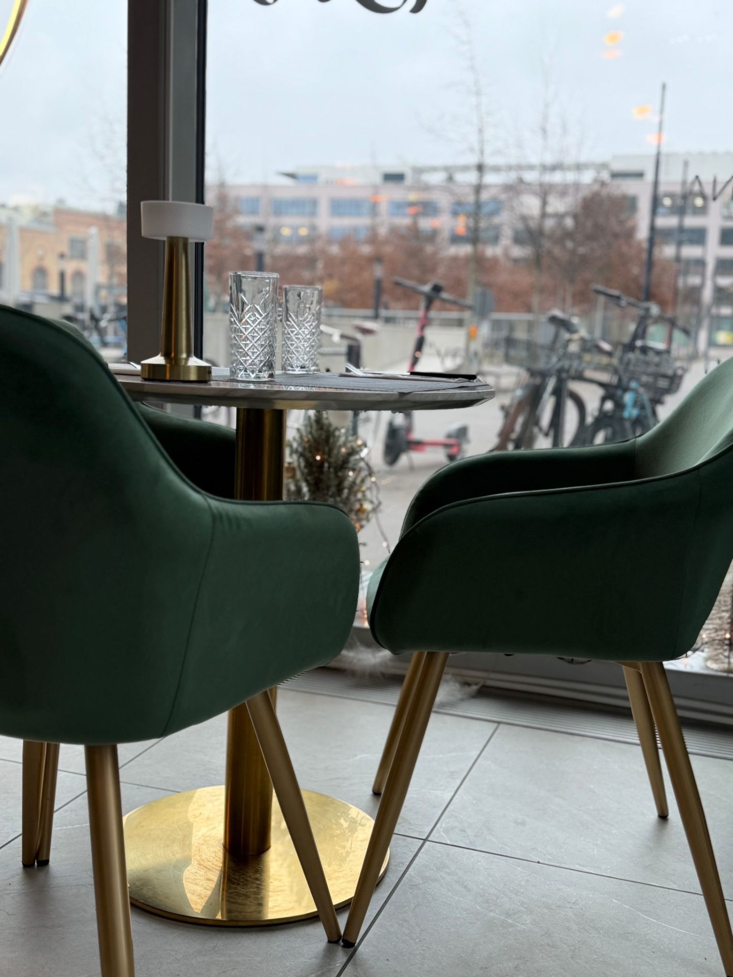 Elegante Sitzecke am Fenster