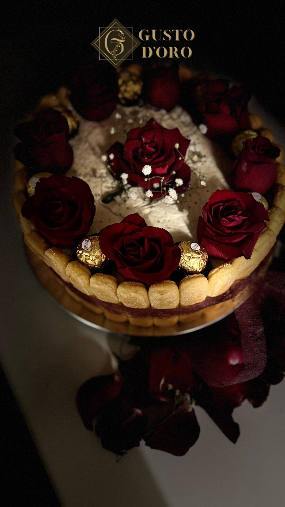 Torte mit Zuckerrosen für eine Feier im Gusto d'Oro